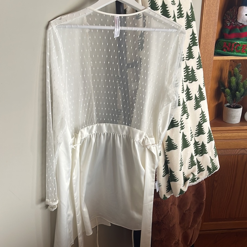 Viral Getting Ready Robe - Picture 6 of 6